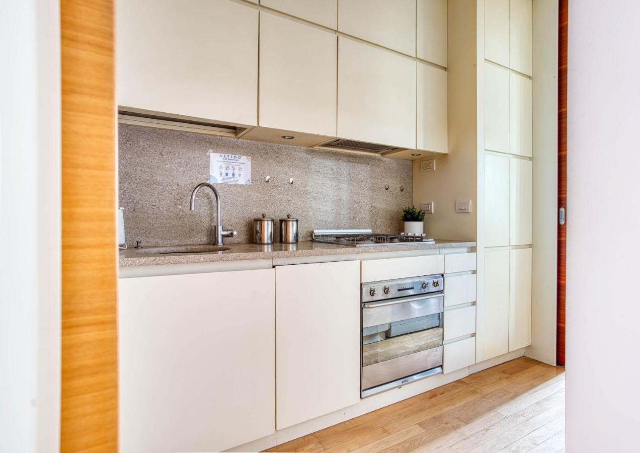 Joivy Vibrant Studio With Balcony Milano Eksteriør billede